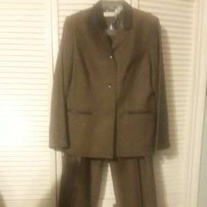 Amanda Smith 2 piece suit
